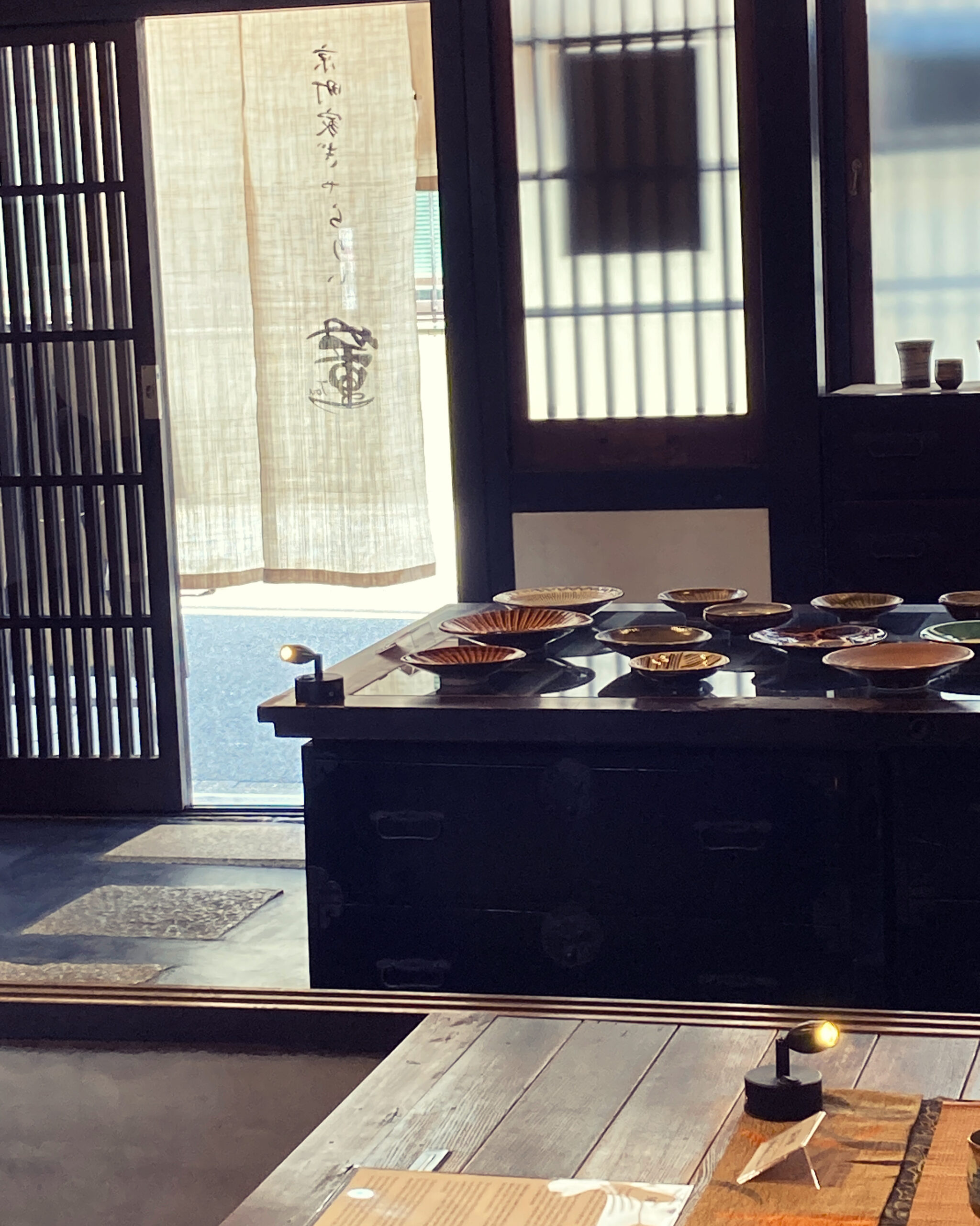 京町家ぎゃらりぃ董の暖簾と展示風景